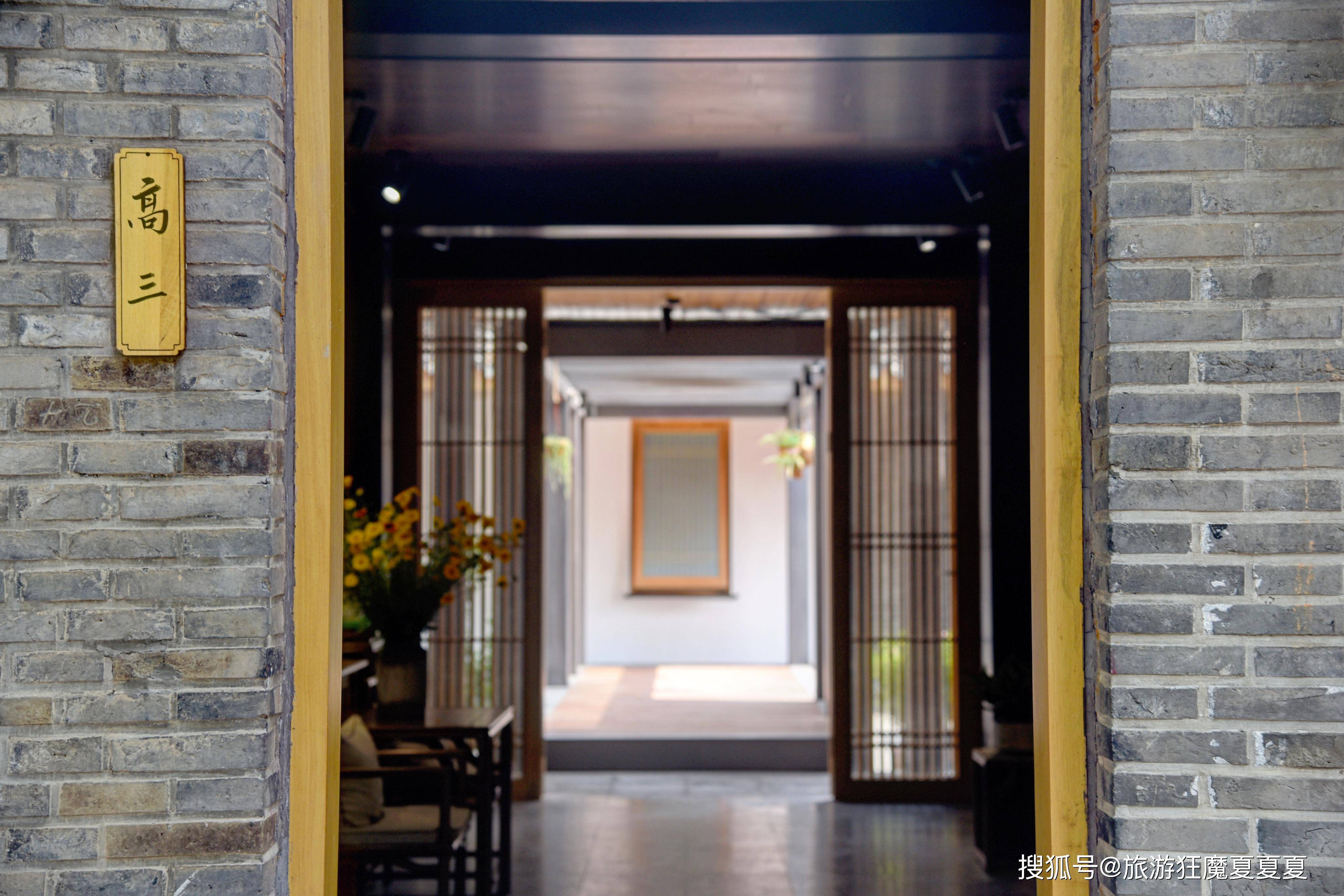 江苏溧阳这家民宿，由当地重点中学改建，住客可以听着上课铃起床